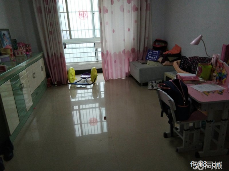 芬格欣庄园位于新阳路,靠近火车站,临近二中,周边配套齐全